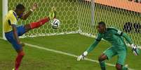 Erazo tenta afastar perigo enquanto o goleiro equatoriano Alexander Dominguez faz defesa  Foto: William West / AFP