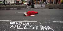 <p>Homem dormiu no meio da rua, na frente da Câmara Municipal</p>  Foto: J. Duran Machfee / Futura Press