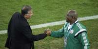 Keshi cumprimenta o português Carlos Queiroz, treinador do Irã  Foto: AP