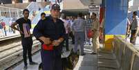 For&ccedil;as de seguran&ccedil;a eg&iacute;pcias e civis inspecionar danos ap&oacute;s uma explos&atilde;o atingiu uma esta&ccedil;&atilde;o de metr&ocirc; em Shubra el-Khemia norte do Cairo, Egito, quarta-feira, 25 junho, 2014.  Foto: AP