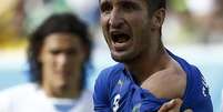 <p>Zagueiro Chiellini mostra a marca da mordida no ombro; Lugano diz que cicatriz do italiano é antiga</p>  Foto: Tony Gentile / Reuters