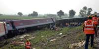 <p>Equipes de resgate trabalham no descarrilamento do trem Rajdhani Express, no distrito de Saran, estado de Bihar, na Índia, nesta quarta-feira, 25 de junho</p>  Foto: AFP