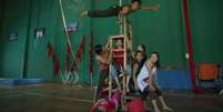 <p>Um dos jovens, Bijaya Limbu, conta que, como ele, as crianças eram obrigadas a passar a maior parte do dia fazendo acrobacias, sob pena de apanhar</p>  Foto: BBC News Brasil