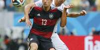 Em disputa pela bola, americano Omar Gonzalez segura Müller, da Alemanha  Foto: Laszlo Balogh / Reuters