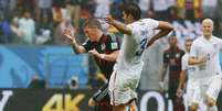 Alemão Schweinsteiger sofre falta de Omar Gonzalez, dos Estados Unidos  Foto: Yves Herman / Reuters
