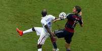 Beasley e M&uuml;ller disputam a bola durante jogo entre Alemanha e Estados Unidos  Foto: Ruben Sprich / Reuters