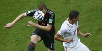 Mertesacker e Bedoya lutam pela bola durante jogo entre Alemanha e Estados Unidos  Foto: Ruben Sprich / Reuters