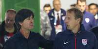 Amigos, Joachim Low e Jurgen Klinsmann se encontram em duelo na Copa do Mundo  Foto: Matthias Schrader / AP