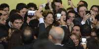 Dilma Rouseff tira fotos com estudantes após a cerimônia de lançamento da segunda etapa do Programa Ciência sem Fronteiras  Foto: Valter Campanato / Agência Brasil