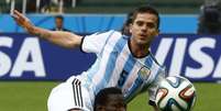 Jogador argentino Fernando Gago (acima) disputa bola com nigeriano Juwon Oshaniwa, durante partida no Estádio Beira-Rio, em Porto Alegre. 25/6/2014  Foto: Stefano Rellandini / Reuters