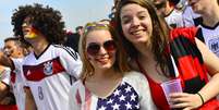 Com direito a praia e sol, torcedores de EUA e Alemanha assistiram ao jogo nesta quinta-feira na Fan Fest em Copacabana, Rio de Janeiro. A partida acontece na Arena Pernambuco, no Recife  Foto: Daniel Ramalho / Terra