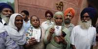 <p>Parentes mostram fotos de trabalhadores indianos que foram sequestrados no Iraque, após uma reunião com o ministro do Exterior da Índia Sushma Swaraj, em Nova Déli, em 19 de junho</p>  Foto: Reuters