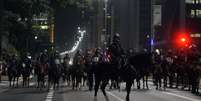 A Polícia Militar (PM) de São Paulo formou um cordão de isolamento e impediu que os manifestantes deixassem o trecho da avenida Paulista na altura do Masp  Foto: Alan Morici / Terra