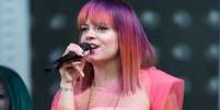 Lily Allen com look ousado durante apresentação em Glastonbury   Foto: Ian Gavan  / Getty Images 