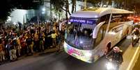 <p>Com grande apoio da torcida, Seleção Brasileira chega a hotel em Belo Horizonte, onde enfrenta o Chile no sábado</p>  Foto: Ricardo Matsukawa / Terra