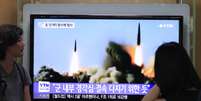 Sul-coreanos acompanham pela televisão tensão com lançamento de mísseis da Coreia do Norte  Foto: Ahn Young-joon / AP