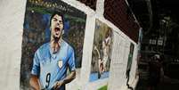 Pintura retratando o atacante uruguaio Luis Suárez na praia de Copacabana, Rio de Janeiro. 27/6/2014  Foto: Pilar Olivares / Reuters