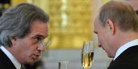 <p>Putin e Anselmo Tettamanti brindam em evento  que concedeu carta a embaixadores na Rússia, no palácio Grand Kremellin</p>  Foto: AP