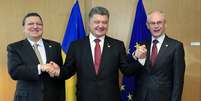 <p>O presidente ucraniano, Petro Poroshenko, posa com o presidente da Comissão Européia, José Manuel Barroso (à esquerda), e o presidente do Conselho Europeu, Herman Van Rompuy (à direita), durante reunião do grupo europeu em Bruxelas, em 27 de junho</p>  Foto: AP