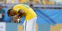 <p>Neymar beija a bola antes de bater o último pênalti do Brasil</p>  Foto: Ricardo Matsukawa / Terra