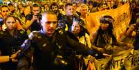 <p>Manifestantes contrários à realização da Copa do Mundo fazem protesto na praça Saens Peña, na Barra da Tijuca, zona norte do Rio de Janeiro</p>  Foto: Daniel Ramalho / Terra