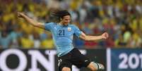 Edinson Cavani chuta forte em grande oportunidade de gol do Uruguai   Foto: EITAN ABRAMOVICH / AFP
