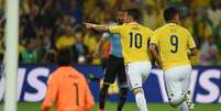 Jogadores da Colômbia saem em comemoração após o segundo gol contra o Uruguai  Foto: EITAN ABRAMOVICH / AFP