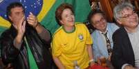 <p>A presidente Dilma Rousseff torcendo com a camiseta da Seleção Brasileira</p>  Foto: Divulgação