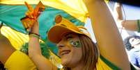 A torcida de Brasil x Chile, primeiro jogo das oitavas de final da Copa do Mundo de 2014, já está nos arredores do Estádio do Mineirão, em Belo Horizonte. Camisas, perucas, bonecos e bandeiras compõem o "figurino" dos torcedores  Foto: Ricardo Matsukawa / Terra