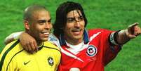 Ronaldo e Zamorano se abraçam durante confronto das oitavas de final da Copa de 1998; Brasil venceu por 4 a 1  Foto: AP