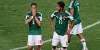 O México perdeu de virada para a Holanda, por 2 a 1, e acabou eliminado da Copa e os jogadores deixaram o campo lamentando o resultado. Na foto, Javier Hernández e Giovani dos Santos   Foto: JAVIER SORIANO / AFP