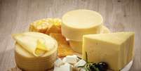 É importante tomar cuidado com a quantidade de sódio contida nos queijos  Foto: Getty Images 