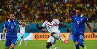 Salpingidis e Andreas Samaris pressionam Joel Campbell   Foto: Ronaldo Schemidt / AFP