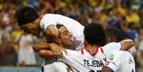 Equipe costarriquenha celebra o gol que abriu o placar contra a Grécia na Arena Pernambuco  Foto: Yves Herman / Reuters