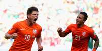 Huntelaar e companheiros de equipe comemoram gol da classificação às quartas  Foto: Dean Mouhtaropoulos / Getty Images