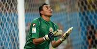 <p>Goleiro costarriquenho foi eleito o melhor em campo contra Grécia</p>  Foto: Pedro Ugarte / AFP