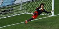 Após "milagres", Ochoa salta para um lado e a bola vai para o outro  Foto: Mike Blake / Reuters