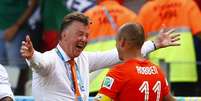 Técnico holandês comemora vitória com Robben  Foto: Eddie Keogh / Reuters