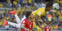 <p>Luiz Gustavo disputa a bola com Pinilla na partida contra o Chile; ausência sentida por Felipão</p>  Foto: Ricardo Matsukawa / Terra