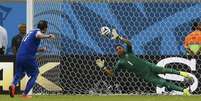 Gekas cobra para a Grécia, mas Navas salva e garante a Costa Rica nas quartas de final da Copa do Mundo  Foto: Damir Sagolj / Reuters
