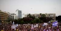 <p>Milhares de israelenses se reúnem em Tel Aviv para pedir a libertação de três adolescentes sequestrados na Cisjordânia em 12 de junho</p>  Foto: Oded Balilty / AP