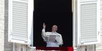 Benção as fiéis no Vaticano na manhã deste domingo  Foto: Riccardo de Luca / AP