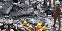 Bombeiros trabalham no resgate de vítimas do desabamento  Foto: STR / AFP