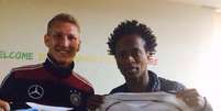 Schweinsteiger trocou presentes com Zé Roberto  Foto: Bastian Schweinsteiger/Facebook / Reprodução