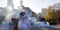 <p>Protesto violento em frente à Embaixada dos EUA em Buenos Aires contra os chamados "fundos abutres"</p>  Foto: Enrique Marcarian / Reuters