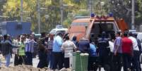 <p>Pessoas feridas em explos&otilde;es de bombas s&atilde;o transportadas para uma ambul&acirc;ncia no Cairo</p>  Foto: Al Youm Al Saabi Newspaper / Reuters
