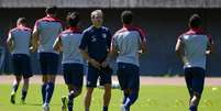 <p>Técnico da seleção dos EUA, Juergen Klinsmann (centro), durante treinamento em Salvador</p>  Foto: Michael Dalder / Reuters