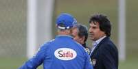 Diretor de comunicação da CBF, Rodrigo Paiva, conversa com o técnico Felipão em treino do Brasil nesta segunda-feira.  Foto: Marcelo Regua / Reuters