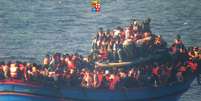 <p>Foto divulgada pela Marinha italiana, em 30 junho, mostra um barco lotado de imigrantes durante uma das operações de resgate na costa da Sicília</p>  Foto: Marinha Militar Italiana / AFP