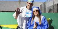 O casal paulistano Bruno Mercurio e Mariana Bernardeli deixou a rivalidade de lado e prestou homenagem ao papa Francisco para torcer pela Argentina   Foto: William Lucas / PrimaPagina